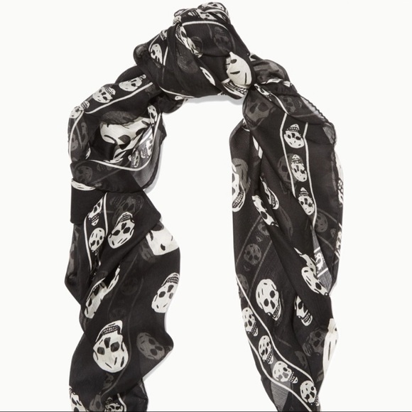 HP🎉 Alexander McQueen 💯 authentic 💯 silk scarf - Picture 3 of 7